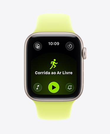 Apple Watch SE 3 com caixa estelar de alumínio e pulseira esportiva amarelo-néon, treino Corrida ao Ar Livre aberto, controles de reprodução do Apple Music na parte inferior da tela