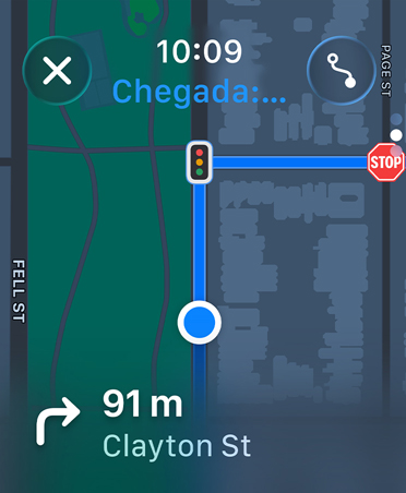 No app Mapas, instruções de navegação aparecem na parte inferior da tela