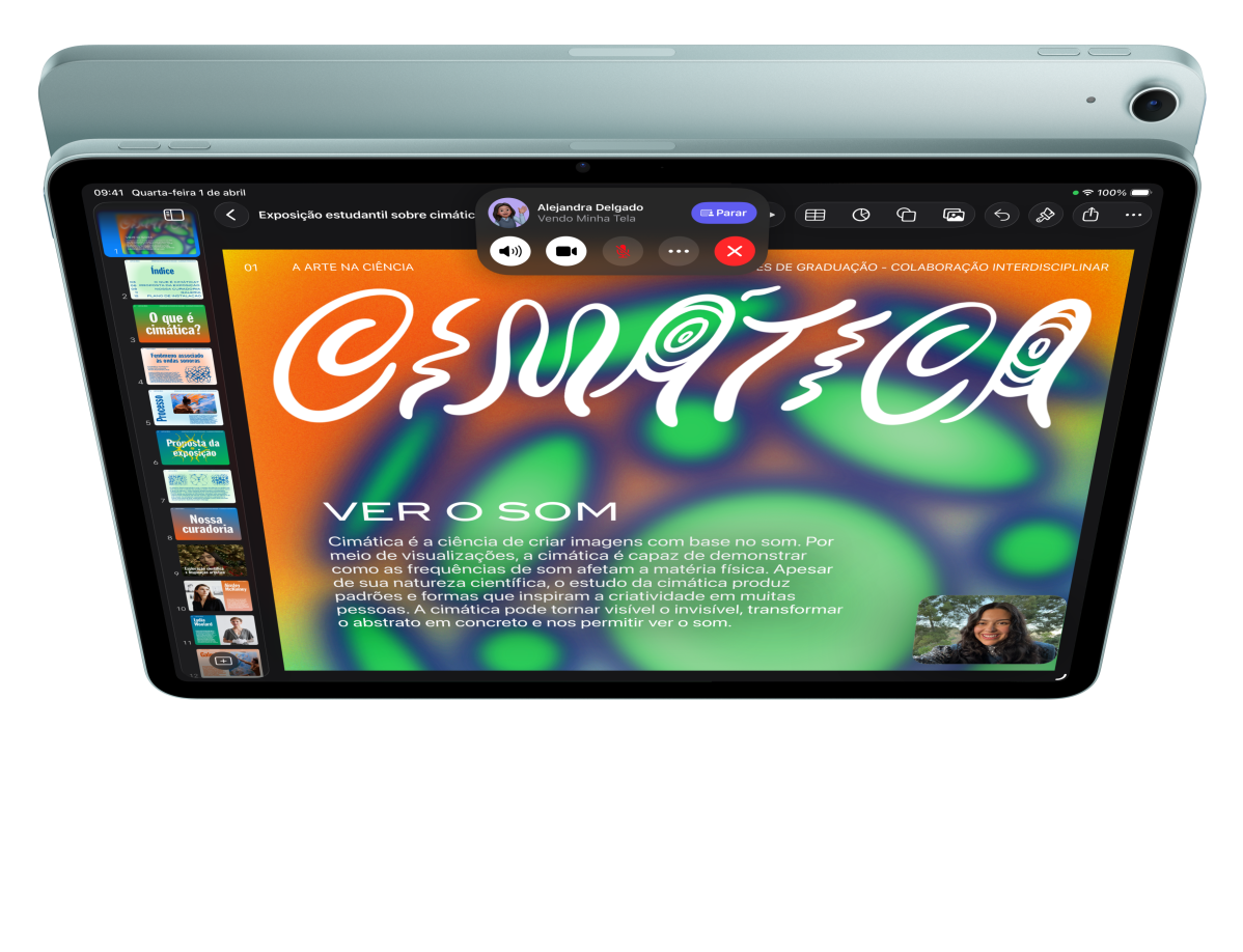 Parte da frente do iPad Air. A tela mostra um usuário participando de uma chamada FaceTime e vendo um Keynote. Atrás está a parte de trás de outro iPad Air
