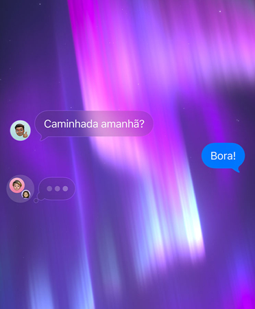 Bate-papo em grupo no Mensagens sobre um fundo abstrato rosa, roxo e azul.