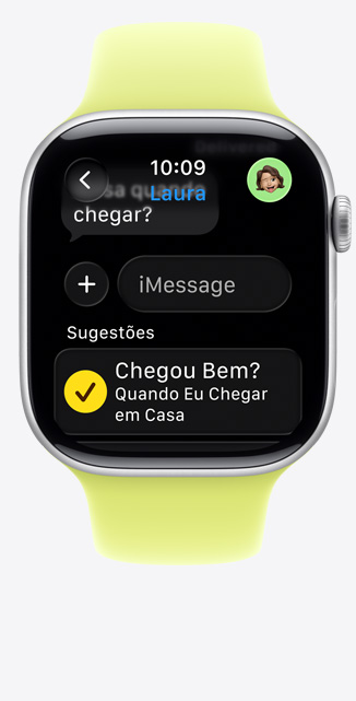Apple Watch Series 11 com caixa prateada de alumínio, sugestão de Chegou Bem no iMessage, pulseira esportiva amarelo-néon