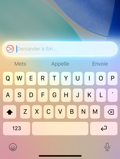 Un clavier sur iPhone surmonté d’un champ de texte où il est écrit, Demander à Siri