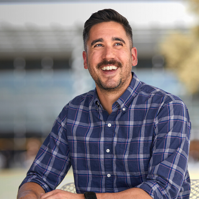 Marc, tout sourire, le regard porté sur le côté.