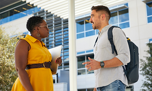 Marc sourit et marche avec un sac à dos.