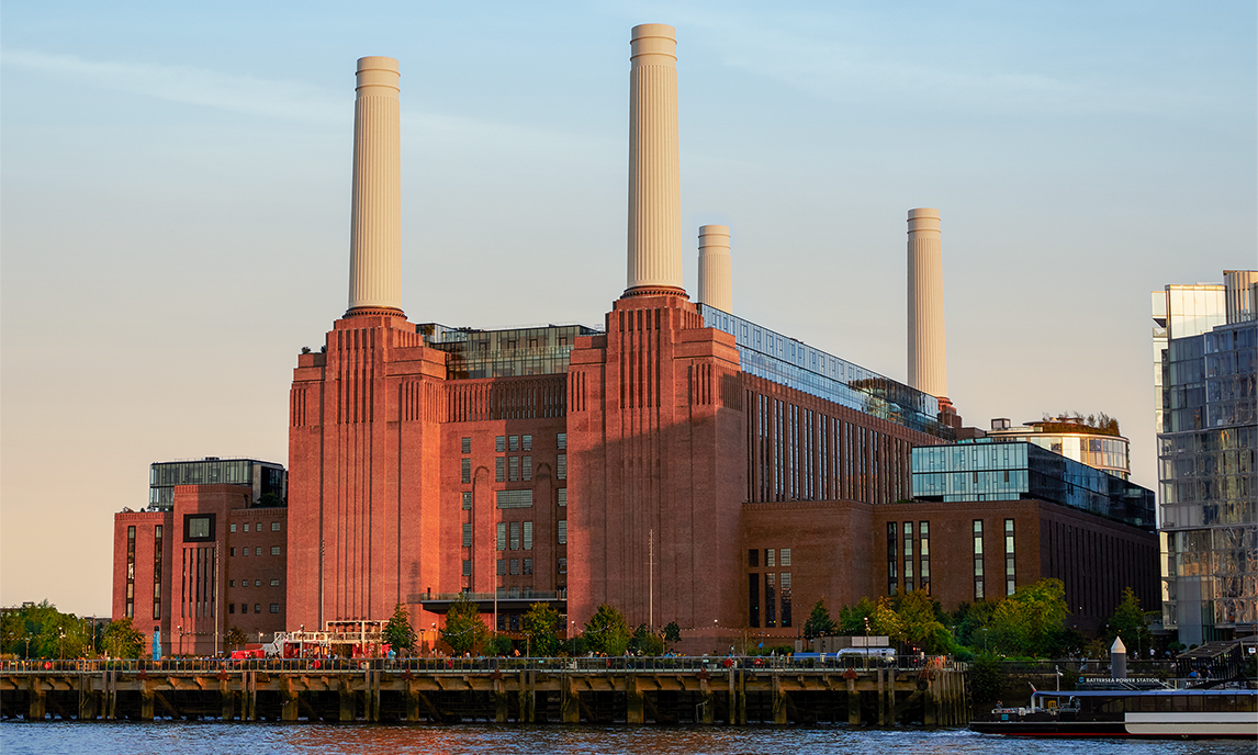 Außenansicht des Battersea Gebäudes aus Backstein mit seinen vier Schornsteinen.