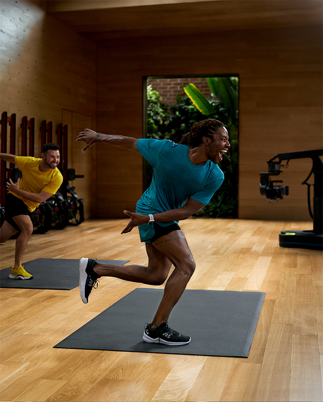 Apple Fitness+-trainers nemen een sessie op in een videostudio. 