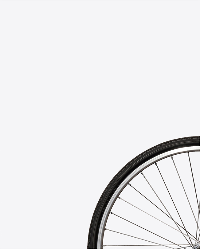 عجلة دراجة أمام خليفة بيضاء.