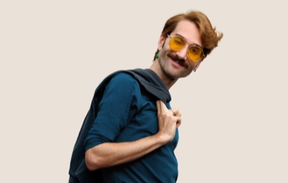 人像相片，相中的 Apple Retail 團隊成員留有深金色短髮、戴著眼鏡並面帶微笑。