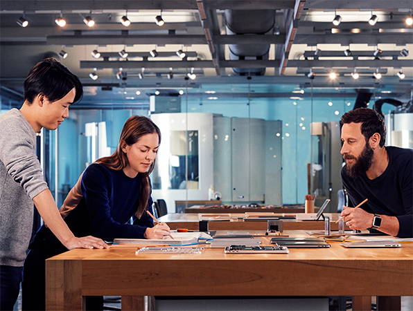 Apple-tervezők egy projekten dolgoznak az irodájukban.