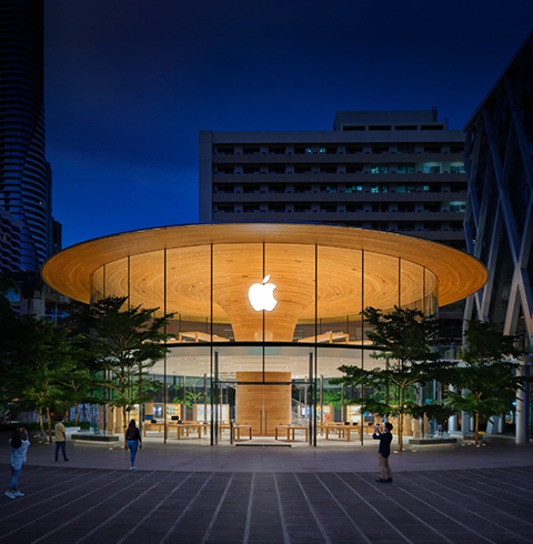 Außenansicht eines Apple Stores bei Nacht