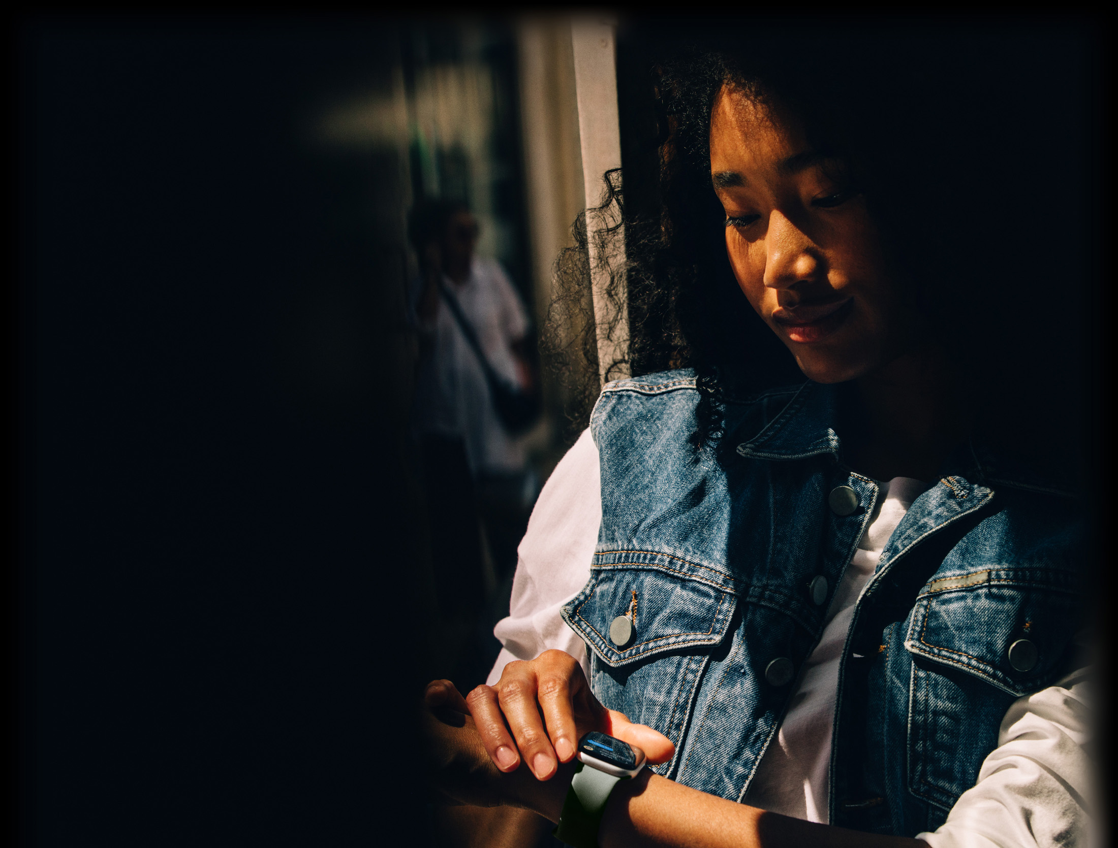 Una persona revisa la app Mensajes en el Apple Watch Series 11