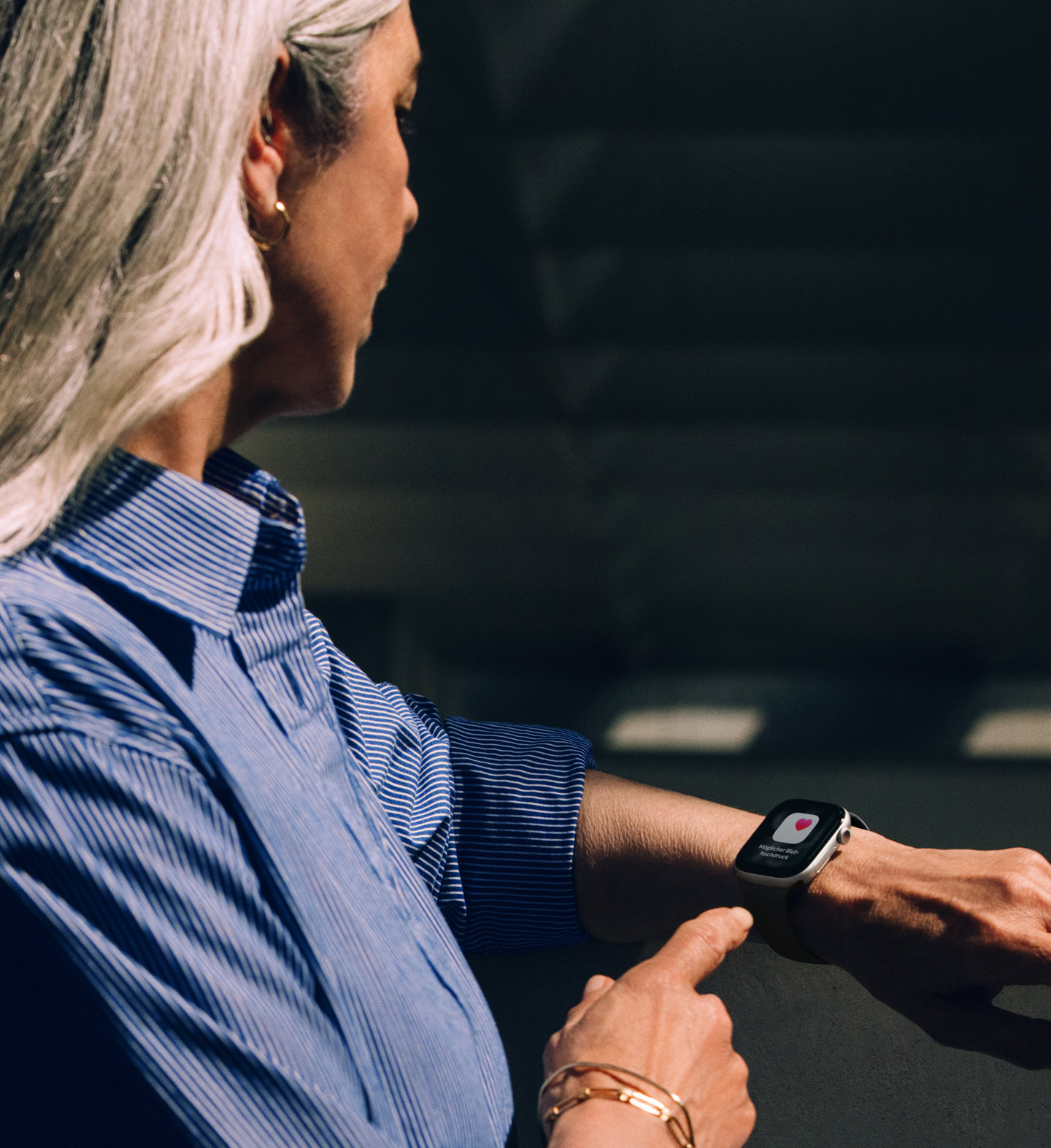 Eine Person liest die Mitteilung: Möglicher Bluthochdruck auf ihrer Apple Watch Series 11