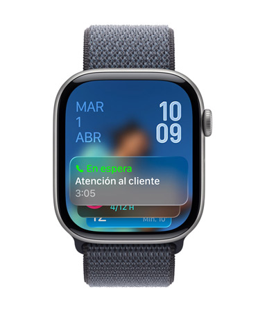 Un Apple Watch en gris espacial con correa gris muestra una notificación de Asistente de Espera en la parte inferior, la fecha en la parte superior izquierda y la hora en números en la parte superior derecha