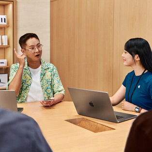 Una vista dall’alto di un corso di formazione aziendale in un Apple Store.