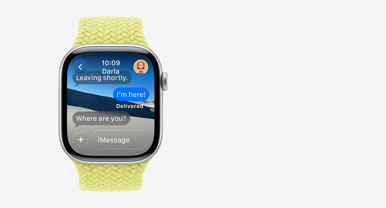 Une Apple Watch argent, bracelet bleu pervenche, avec un message translucide à l’écran qui indique: Où es-tu?, le mot Suggestions s’affiche en dessous avec l’action intelligente Partager la position pendant 1 heure