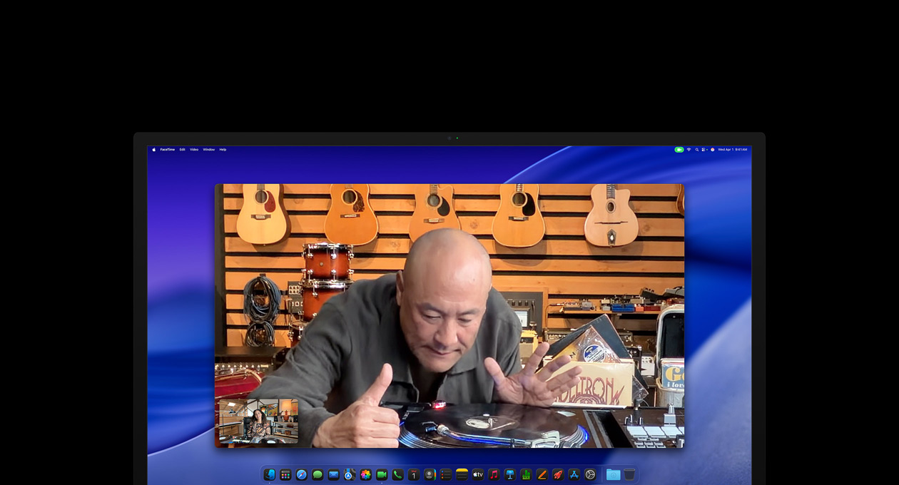 Iemand in een muziekwinkel die tijdens een videogesprek een draaitafel bekijkt en dankzij de Center Stage-camera midden in beeld blijft