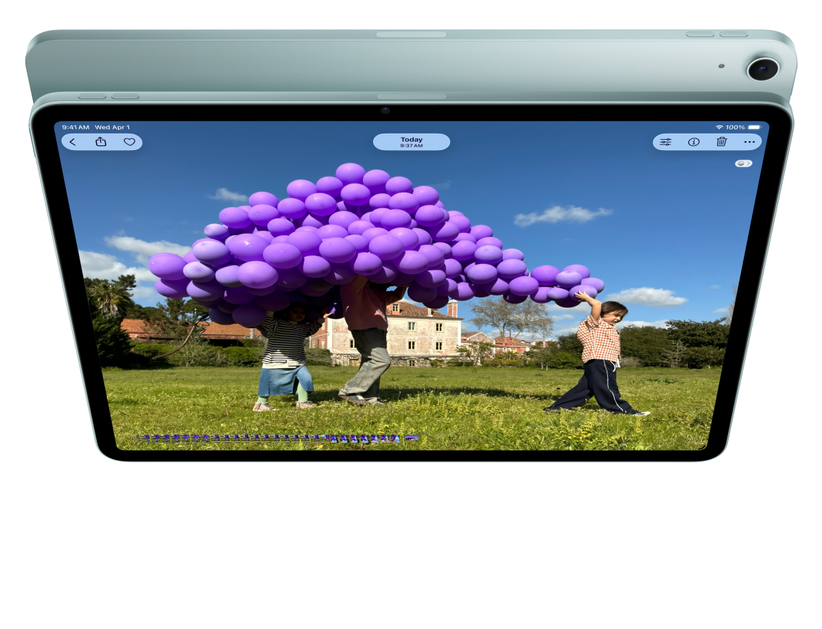 iPad Air, μπροστινή όψη, χρήστης που είναι στο FaceTime και βλέπει το Keynote, μπροστά σε ένα άλλο iPad Air, πίσω όψη