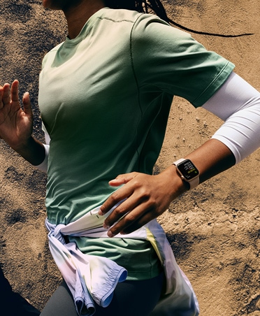 Osoba koja prati svoje trčanje na Apple Watchu SE 3