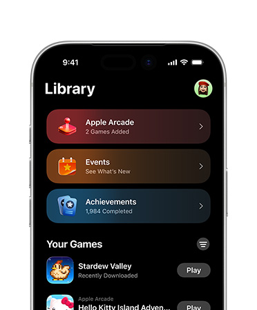 iPhone, separuh bagian atas layar menampilkan tata letak aplikasi Game, yang meliputi tab Perpustakaan, Apple Arcade, Event, Pencapaian, dan bagian Semua Game
