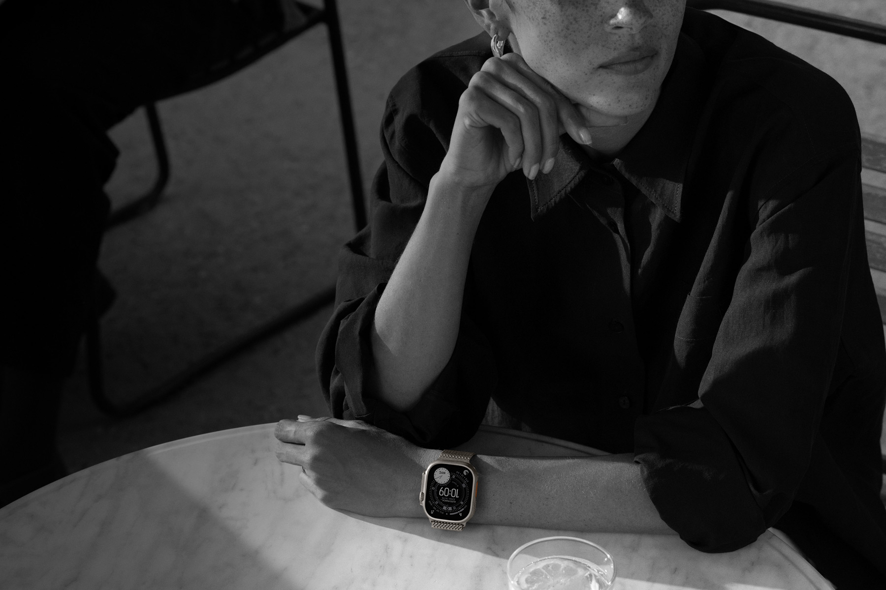 Una persona che indossa un Apple Watch Ultra 3 durante una cena