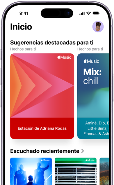 Se muestra la pantalla de la pestaña Inicio de Apple Music en un iPhone, el carrusel de Sugerencias destacadas para ti muestra las estaciones y playlists personalizadas de Adriana Rodas