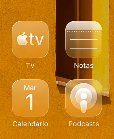 Cuadrícula de cuatro íconos translúcidos, de las apps Apple TV, Notas, Calendario y Podcasts, que refractan el fondo