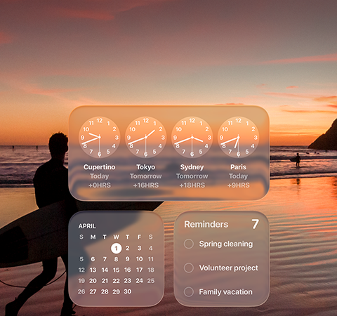 Clock, Calendar, Reminders un Weather vidžeti Liquid Glass dizainā uz macOS Tahoe ekrāna, un tiem fonā ir kadrs, kurā sērfotājs pastaigājas pa pludmali saulrietā