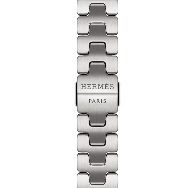حزام Grand H Fin لساعة Apple Watch Hermès Series 11 بلون ساتان، وشعار Hermès منقوش على المشبك