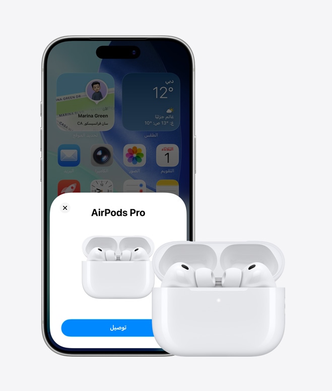 جهاز iPhone 17 Pro، الجانب الأمامي الخارجي، الشاشة الرئيسية في الخلفية، نافذة منبثقة على الشاشة لاتصال AirPod، AirPods في علبة مفتوحة بجانب iPhone