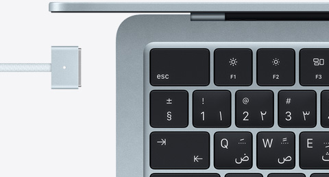 جهاز MacBook Air باللون الأزرق السماوي مع كابل MagSafe يتطابق لونه مع لون الجهاز