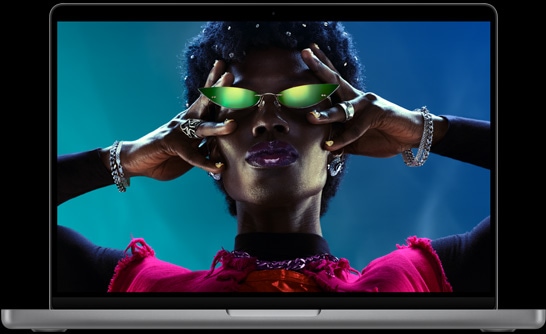 صورة لجهاز MacBook Pro مقاس 14 إنش تظهر شاشة ريتنا ليكويد XDR