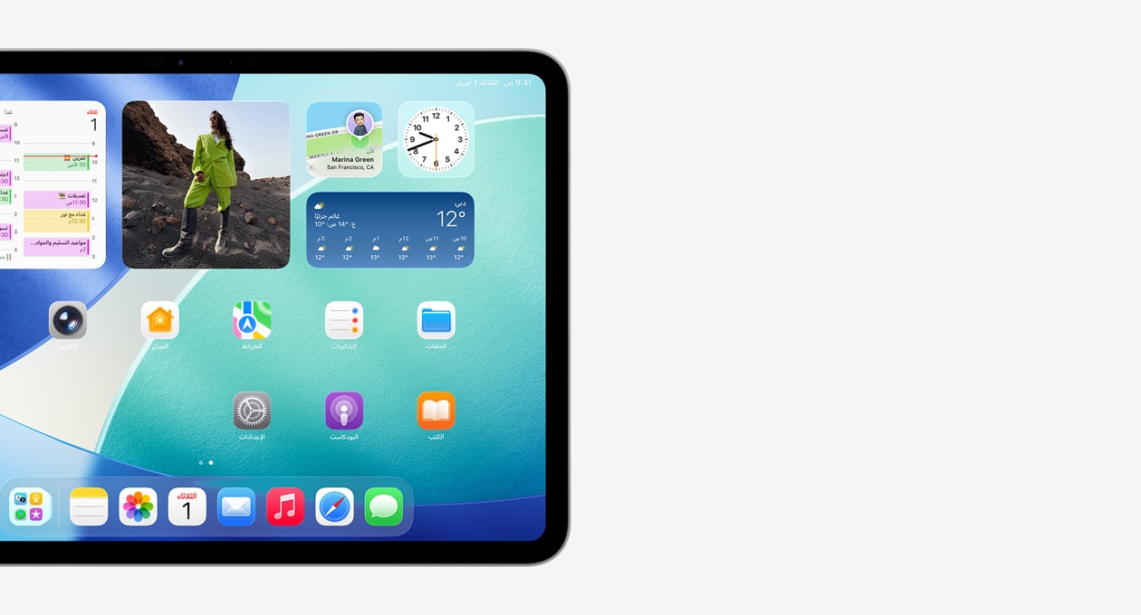iPad في الوضع الأفقي، ويظهر الجانب الأيسر من الشاشة فقط، حيث أن الشاشة الرئيسية تتضمن الأدوات المكدسة بما فيها الساعة الشفافة التي تعرض تأثير Liquid Glass، وتطبيق تحديد الموقع، وأداة الطقس، وصفين من التطبيقات الأصغر، وشريط الأيقونات