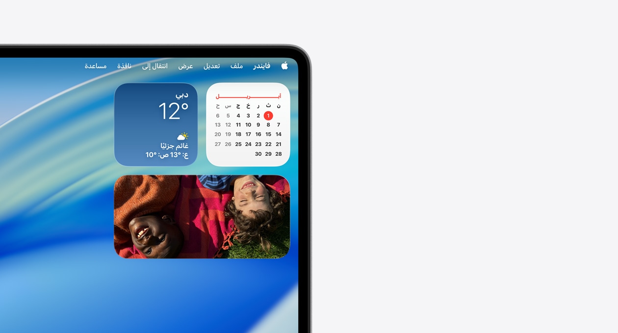 الجزء العلوي الأيسر من شاشة جهاز Mac تعرض شريط القائمة شبه الشفاف مع تصميم Liquid Glass لأدوات تطبيقات الطقس والتقويم والصور في مركز الإشعارات