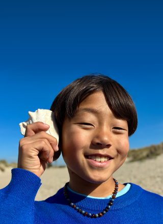 Fotka zhotovená 48 Mpx kamerou Fusion, ukážka možností portrétu ďalšej generácie. Zaostrené na tvár osoby.