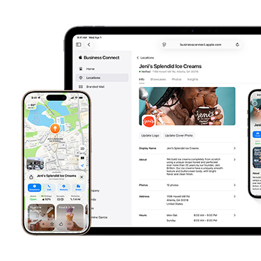 มุมมองด้านหน้าของ iPad ที่แสดงแพลตฟอร์ม Apple Business Connect ของธุรกิจแห่งหนึ่ง ด้านหน้าของ iPad มี iPhone ที่แสดงข้อมูลของธุรกิจบนแอปแผนที่ของ Apple