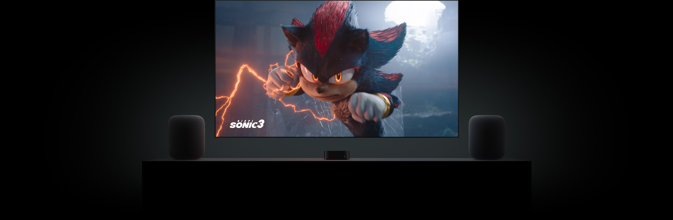 TV, bir Apple TV’nin üzerine asılmış ve oturma odası konsoluna yerleştirilen iki HomePod hoparlör ile çevrelenmiş