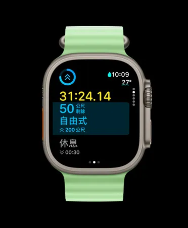 原色鈦金屬錶殼搭配霓虹綠色海洋錶帶的 Apple Watch Ultra 3，展示體能訓練 app 裡的自訂訓練卡片與下一個顯示畫面