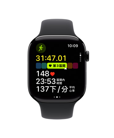 Apple Watch Series 11，展示拋光曜石黑色鋁金屬錶殼，室外跑步體能訓練已開啟，心率落在第 3 區間，機身右側展示數位錶冠，手錶搭配黑色運動型錶帶