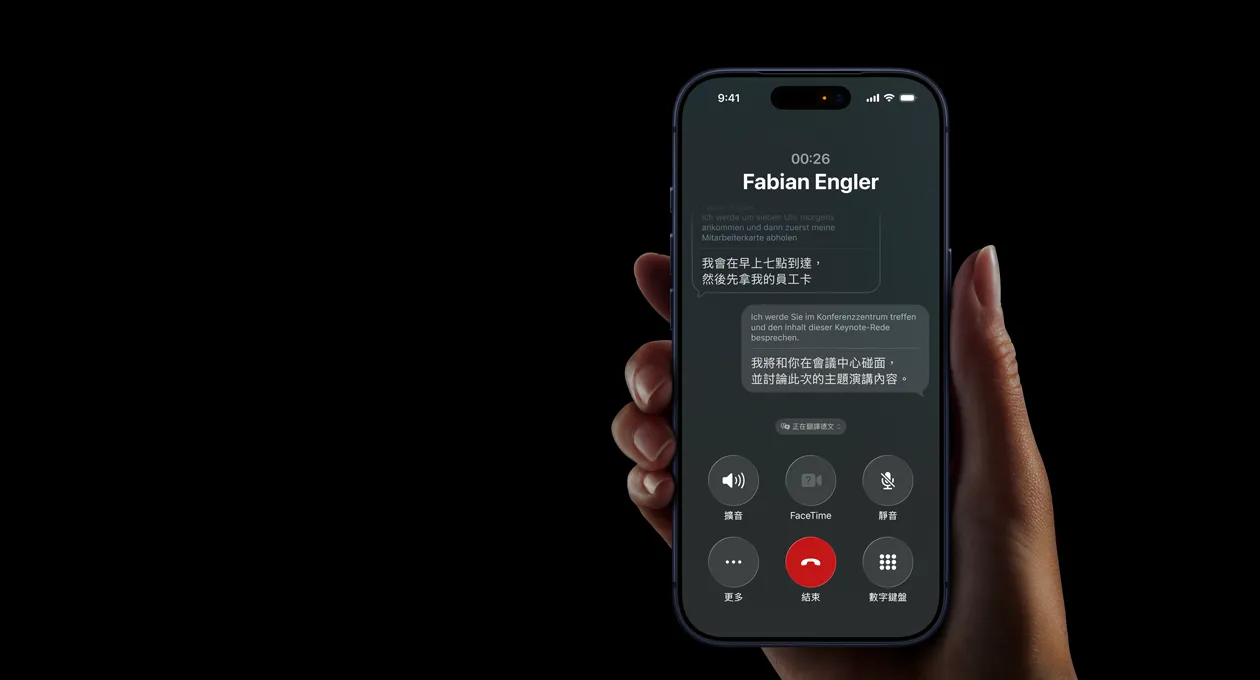 一隻手握著 iPhone 17 Pro，展示在通話時使用 Apple Intelligence 的即時翻譯功能