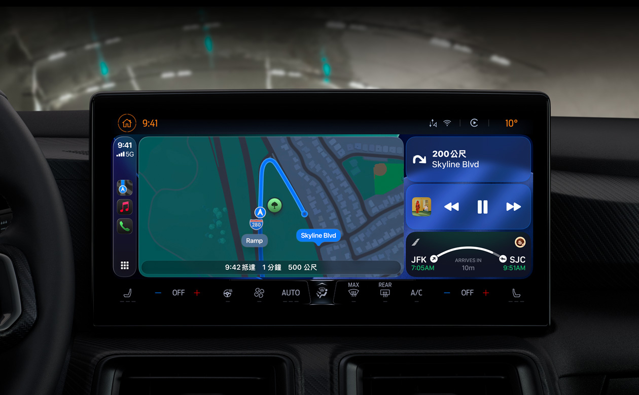 車內的 CarPlay 展示地圖 app 的路線畫面、Apple Music、航班資訊與小工具