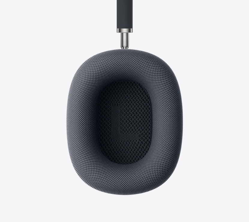AirPods Max putu spilventiņa tuvplāns.