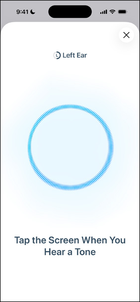 iPhone, kurā redzams notiekošs dzirdes tests blakus AirPods Pro 3