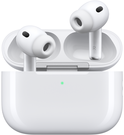 AirPods Pro 3 un MagSafe uzlādes kārbiņa (USB‑C), noapaļota kārbiņas ārpuse, LED uzlādes līmeņa indikators, kārbiņas vāciņš atvērts, balta krāsa, bezvadu austiņas ar silikona uzgalīšiem, uz austiņu kājiņām burti L un R