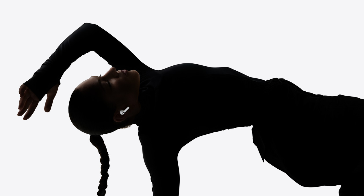 Pessoa com os AirPods Pro 3 na orelha dançando enquanto aproveita a experiência de áudio sem usar as mãos