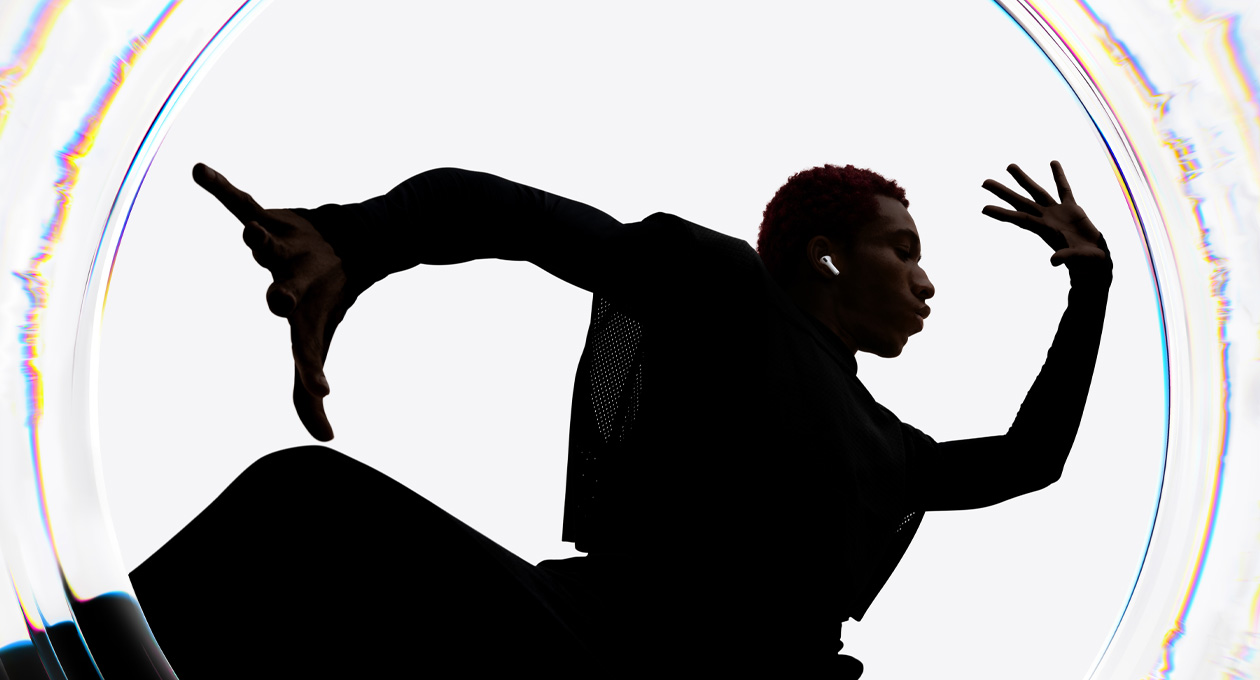 Pessoa dança usando os AirPods Pro 3 enquanto se move ao som da música com os braços abertos