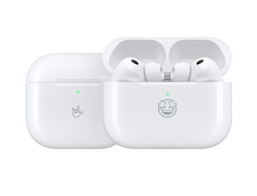 Produits Apple avec une gravure personnalisée : étui de recharge MagSafe (USB-C) orné d’un émoji symbolisant le rock à l'avant, étui de recharge MagSafe (USB-C) ouvert, AirPods Pro 3, orné de l’émoji d’un visage émerveillé à l’avant