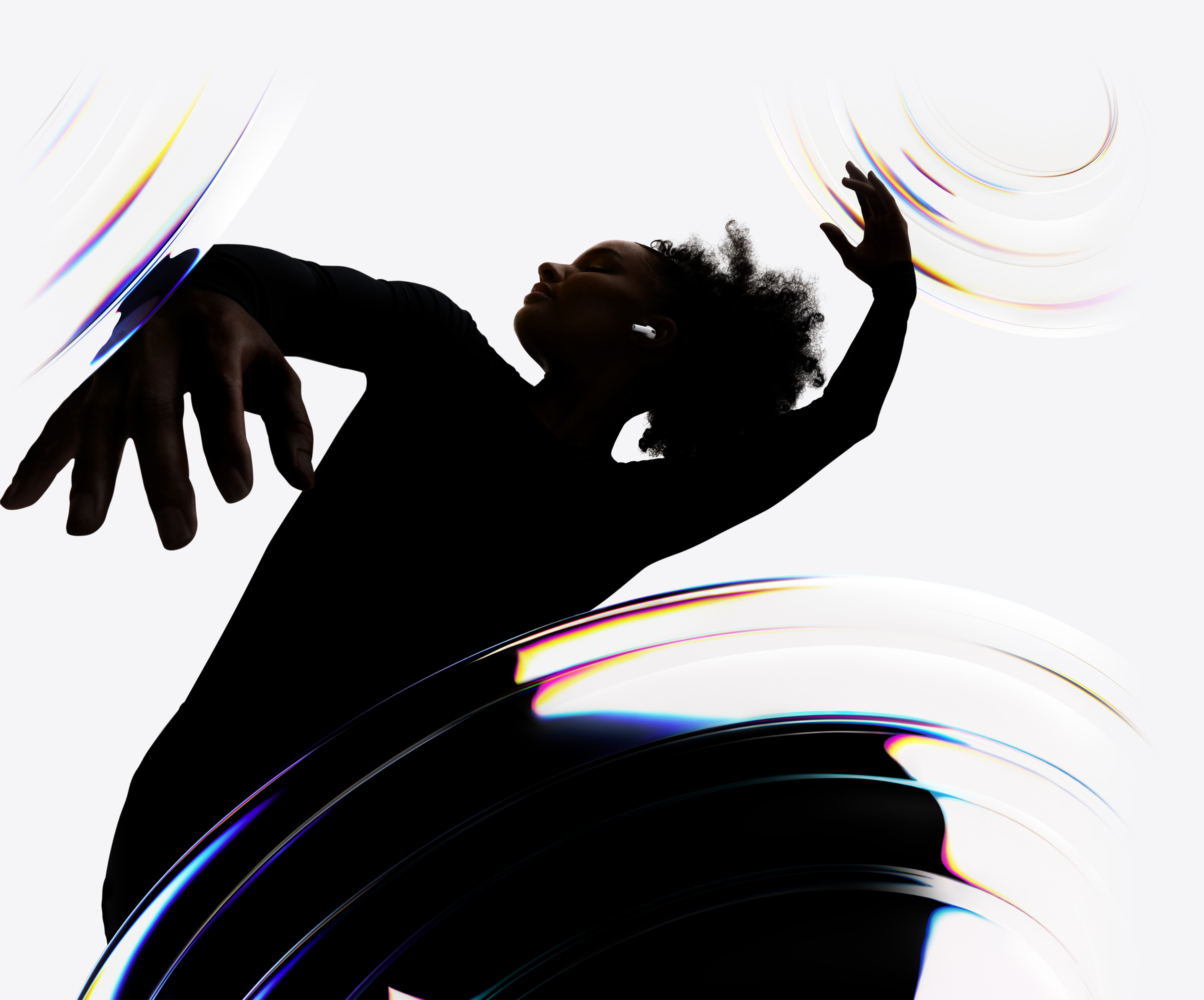 Pessoa com os AirPods Pro 3 na orelha dançando enquanto aproveita a experiência de áudio sem usar as mãos