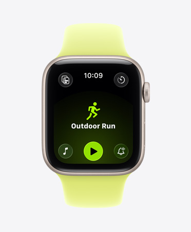 Apple Watch SE 3, alumīnija ietvars, zvaigžņu krāsa, atvērts āra skriešanas treniņš, Apple Music atskaņošanas vadība ekrāna apakšdaļā, sporta siksniņa, neona dzeltena krāsa