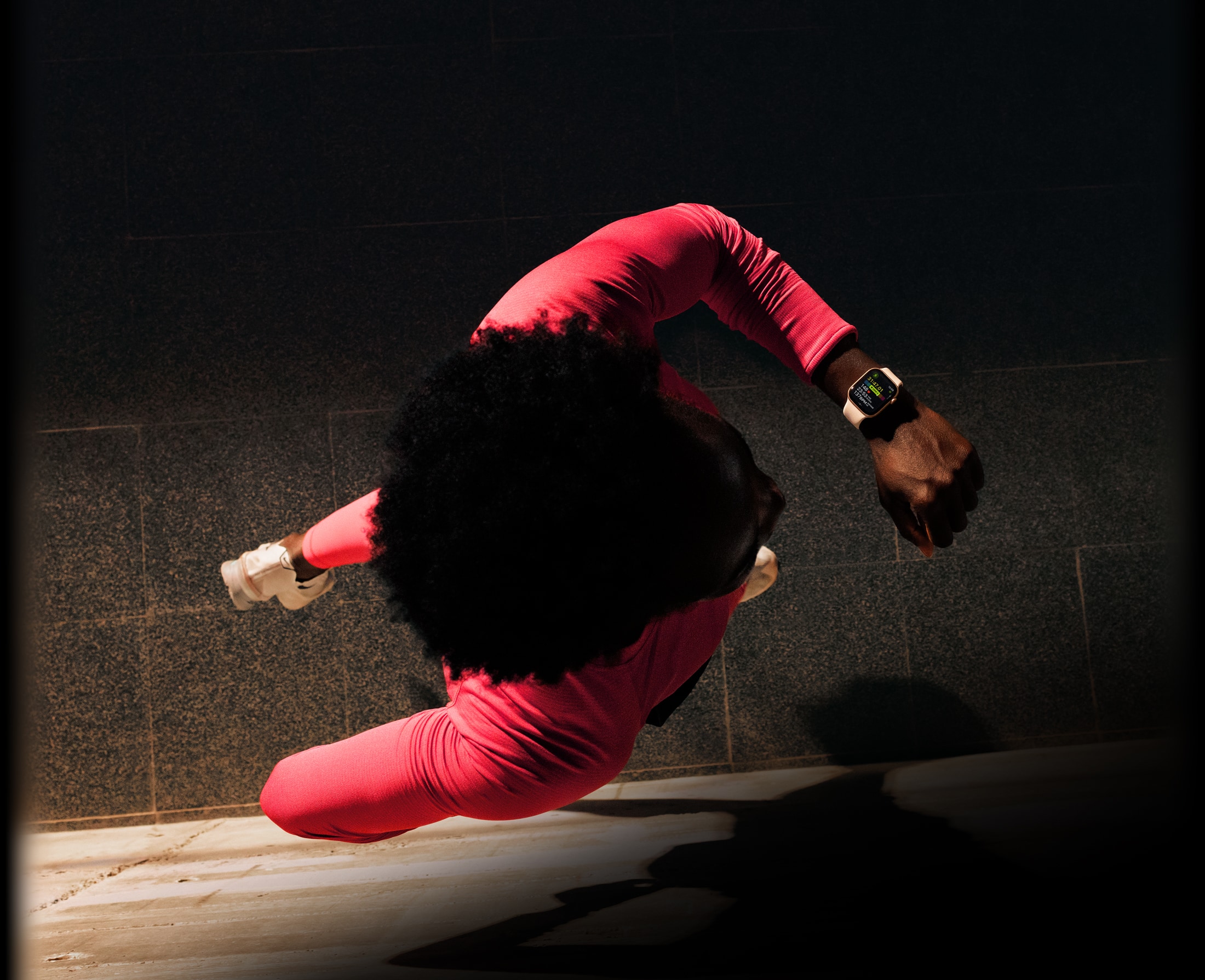 Skrienošs cilvēks pārbauda progresu Apple Watch Series 11 Workout aplikācijā