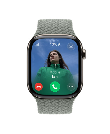 Apple Watch Series 11, dabīga krāsa, titāna ietvars, ienākošais zvans, kontaktpersonas bilde, atbildēšanas un zvana noraidīšanas pogas, labais sāns, Digital Crown, siksniņa, pelēkzaļa Braided Solo Loop